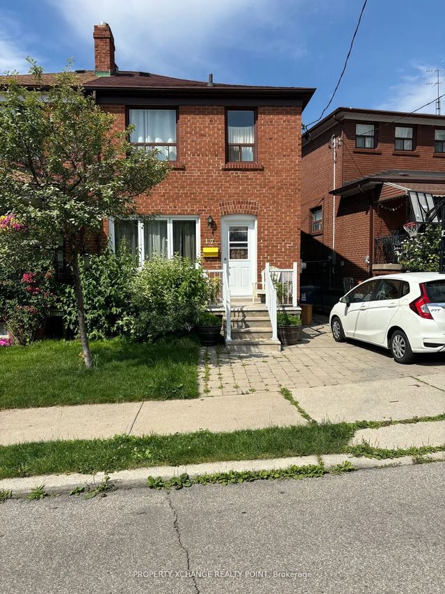 17 Holmesdale Crescent, Toronto W03