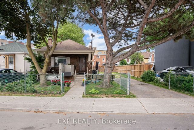 5 Laxis Avenue, Toronto W04
