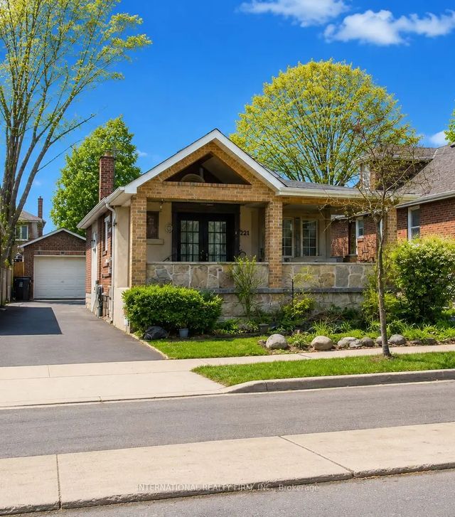 221 Church Street, Toronto W04