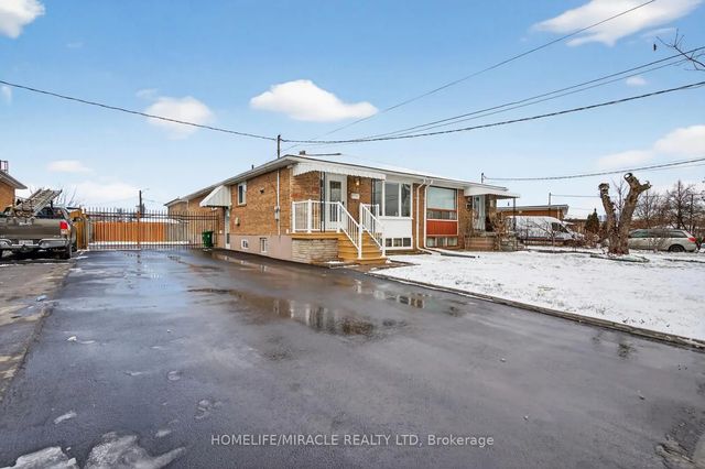 18 Rubydale Gardens, Toronto W05