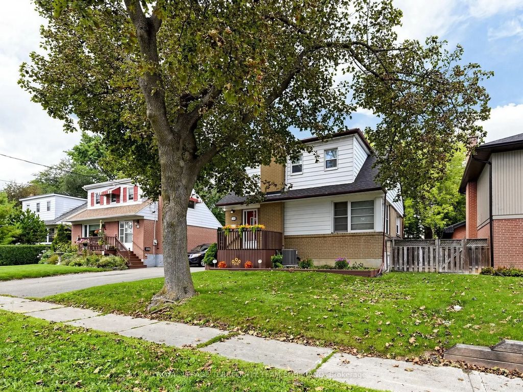 16 Clearbrooke Circle, Toronto W10