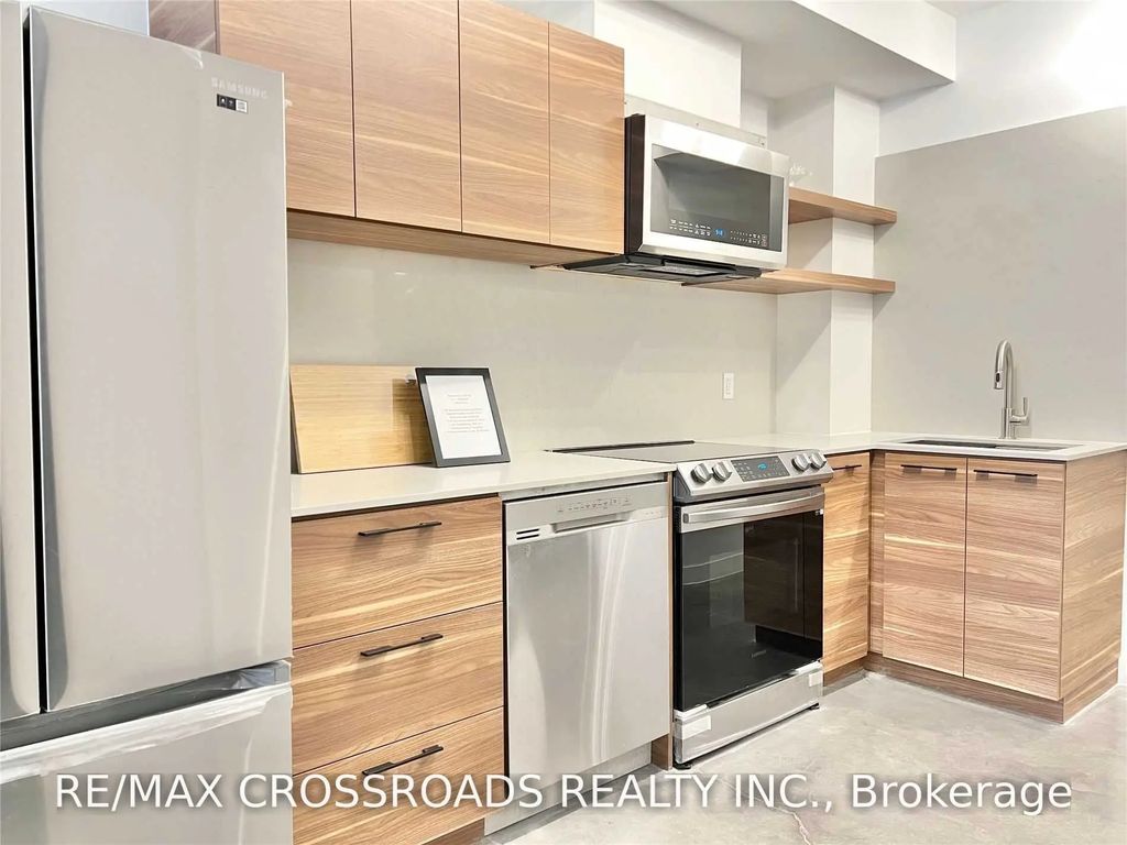 3333 Dundas Street W 1b, Toronto W02