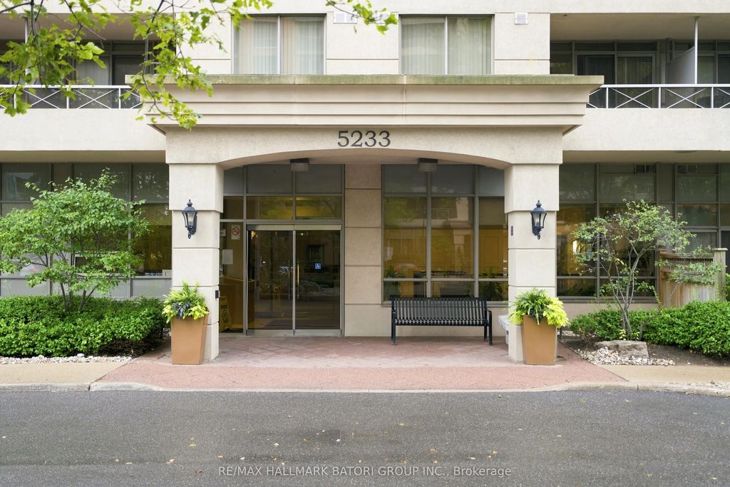 5233 Dundas Street W 316, Toronto W08