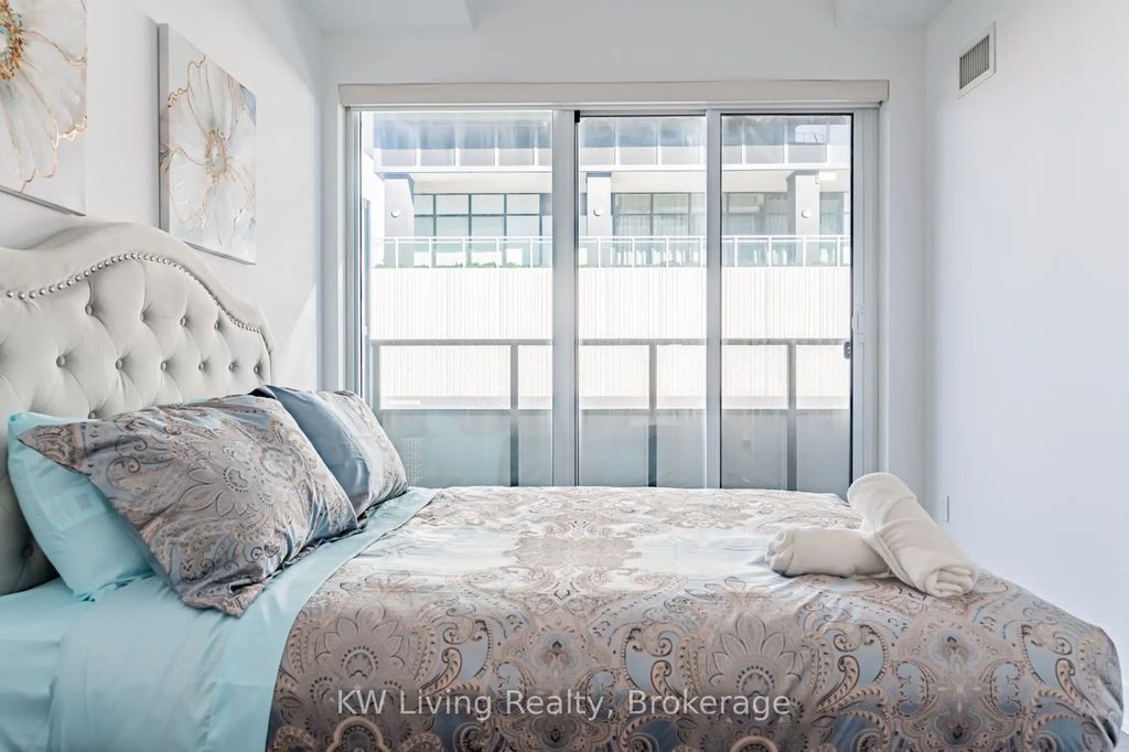 30 Shore Breeze Drive 226, Toronto W06