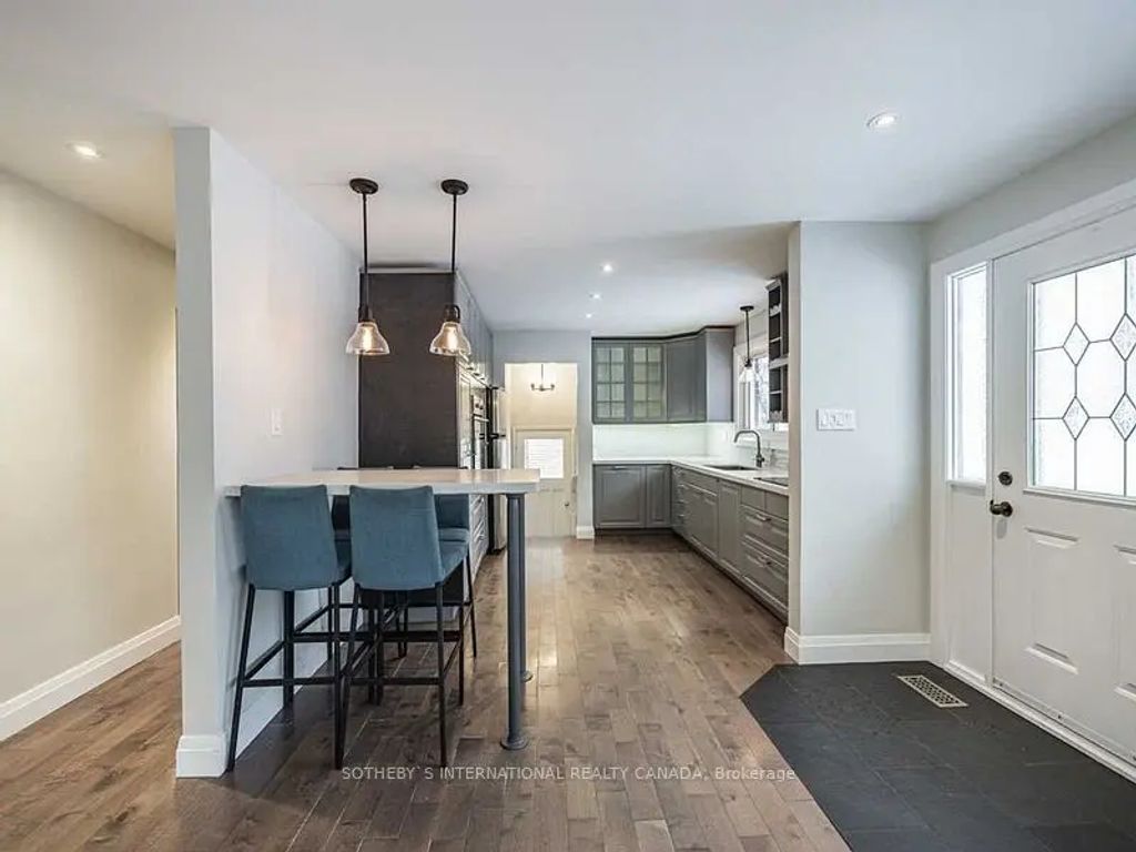 525 Dynes Road, Burlington