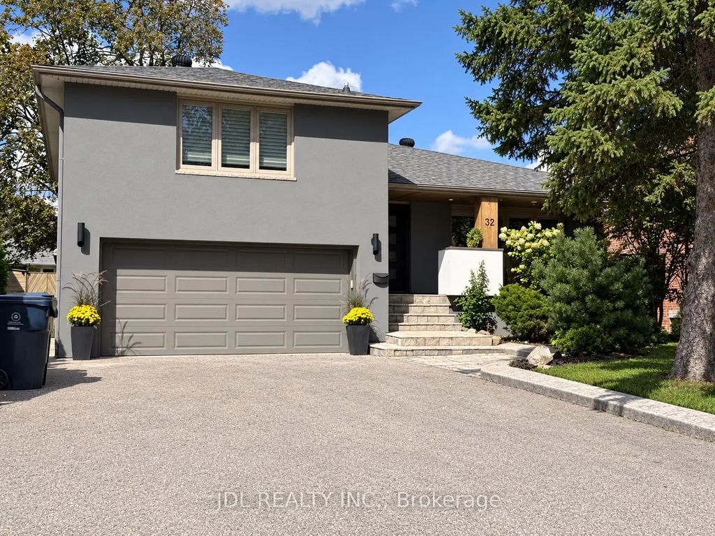 32 Ashmount Crescent, Toronto W09