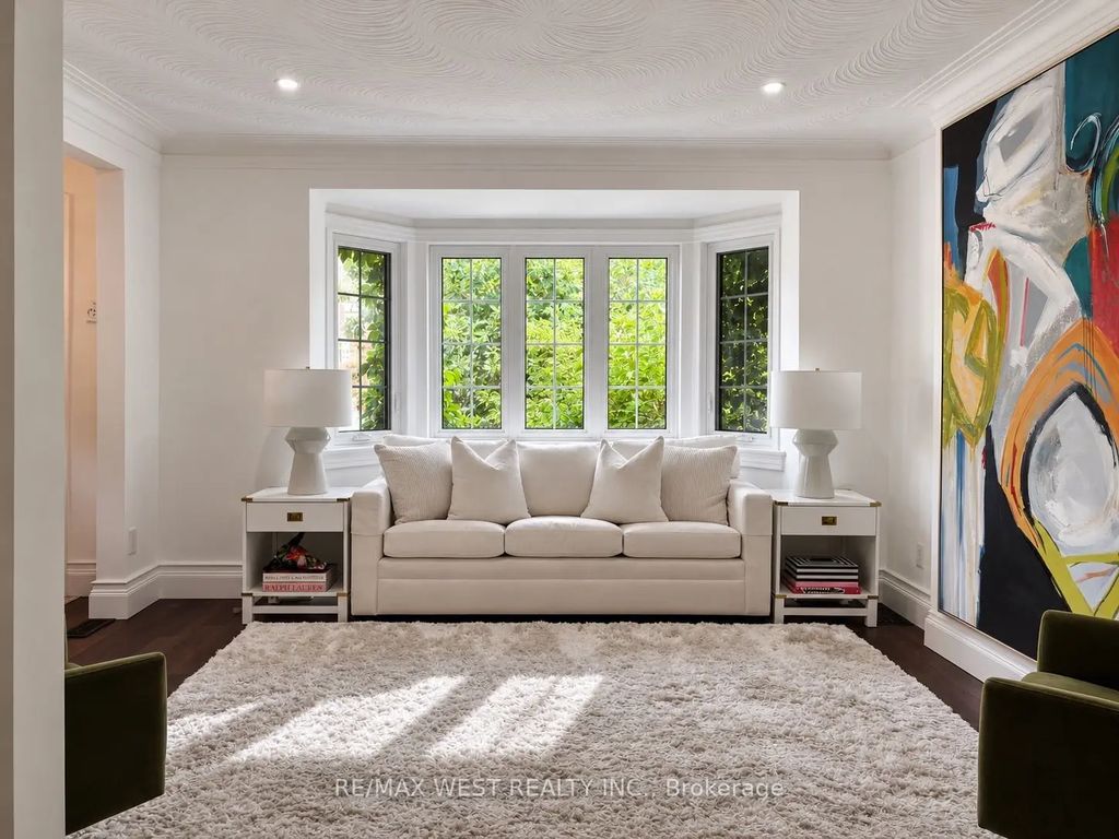 12 Brentwood Road S, Toronto W07