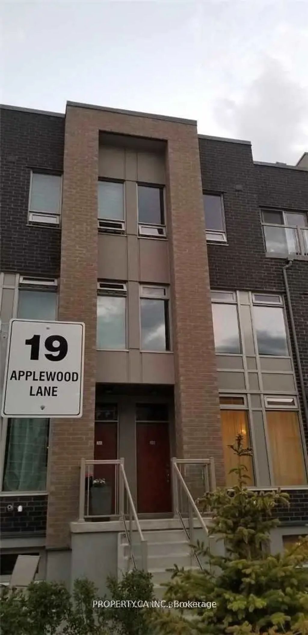 19 Applewood Lane 248, Toronto W08