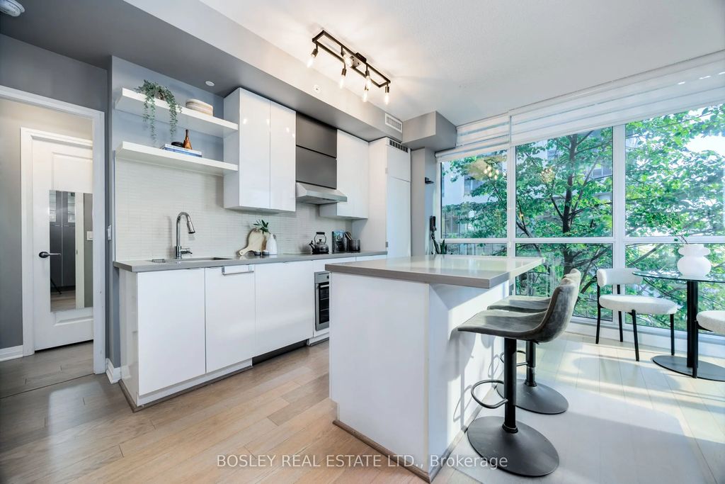60 Annie Craig Drive 215, Toronto W06