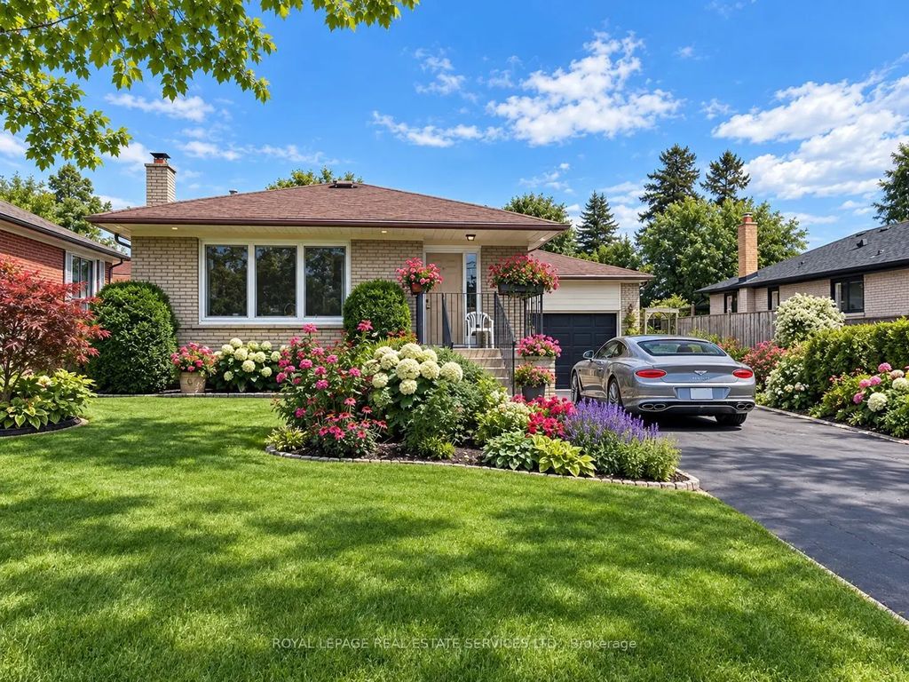 305 Queen Mary Drive, Oakville