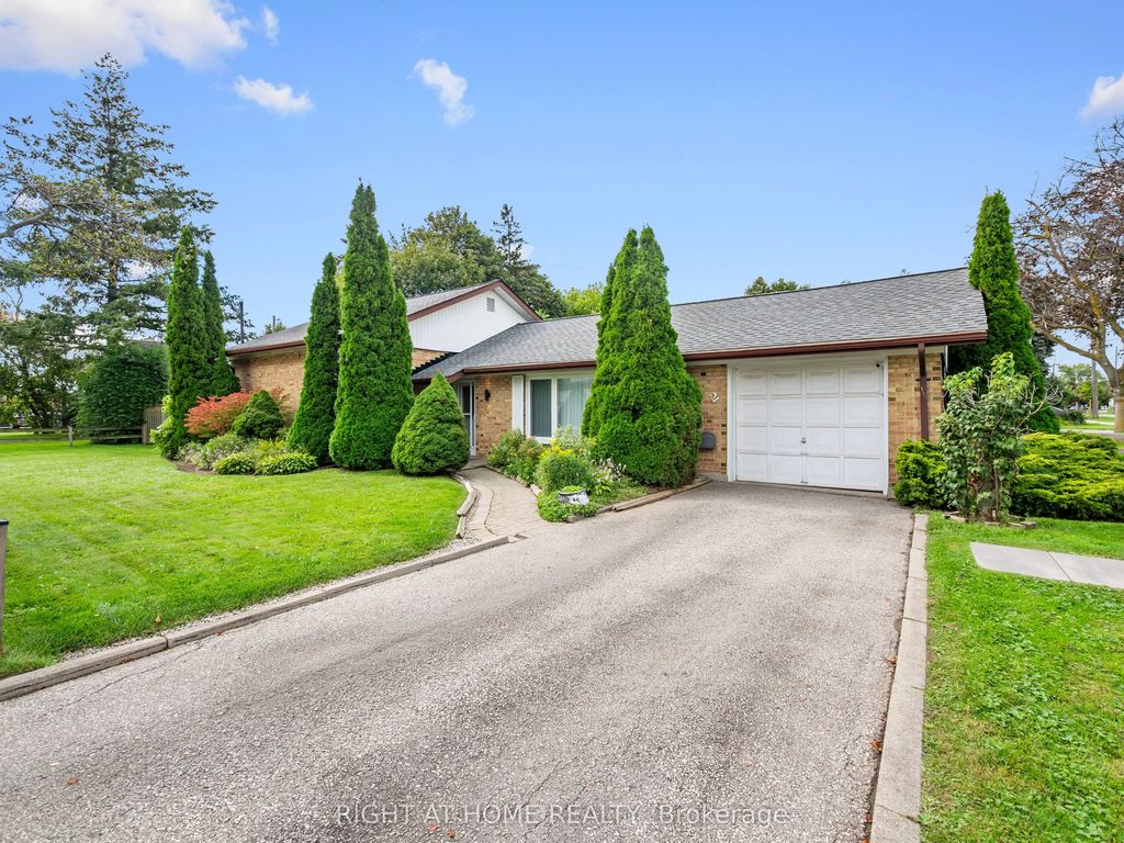 2 Leavenworth Crescent, Toronto W08