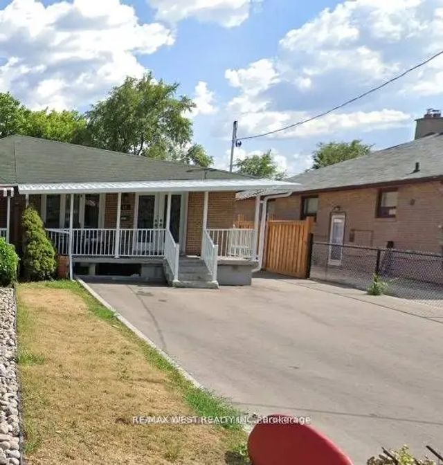 25 Coronado Court Upper, Toronto W05