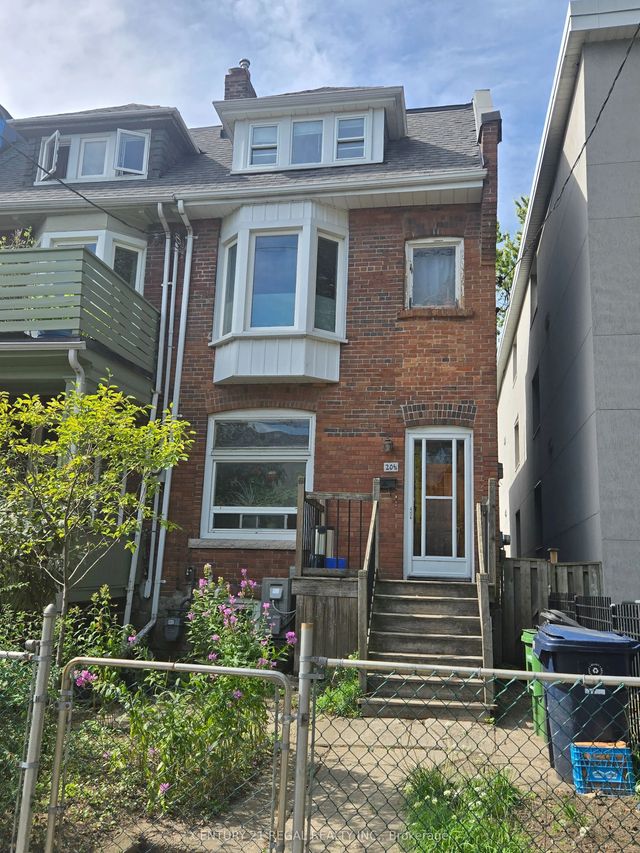 201/2 O'hara Avenue Ne, Toronto W01