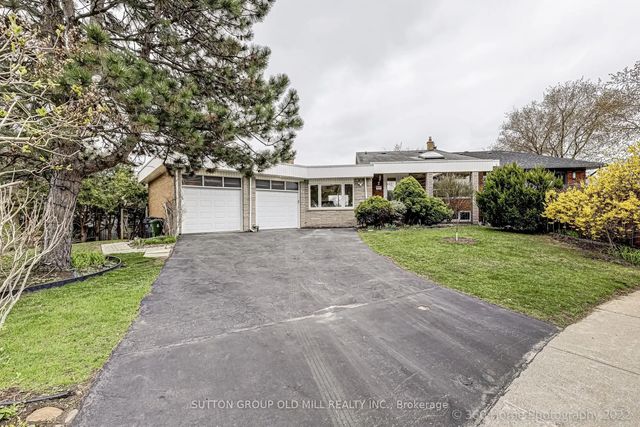 2 Leita Court, Toronto W08