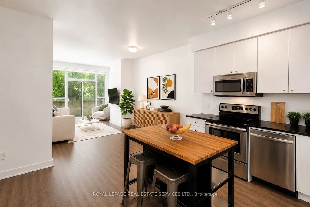 8 Fieldway Road 414, Toronto W08