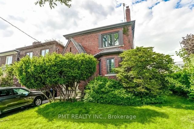2 Larkin Avenue Main, Toronto W01