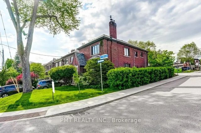 2 Larkin Avenue Upper, Toronto W01