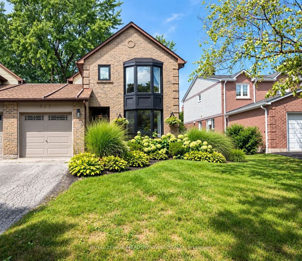 823 Laurier Avenue, Milton