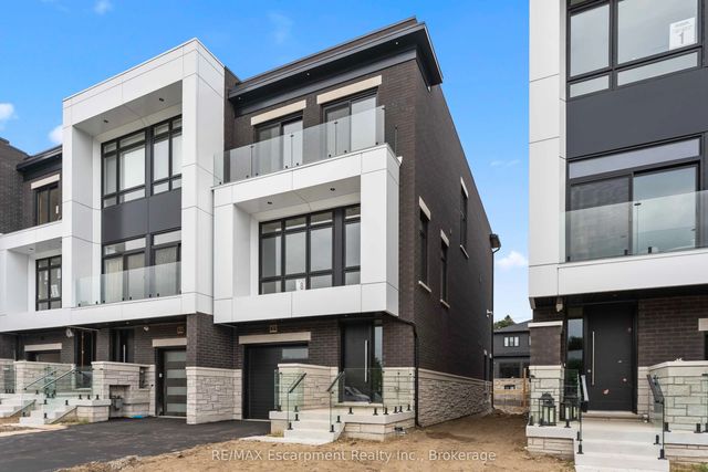 335 Helen Lawson Lane, Oakville