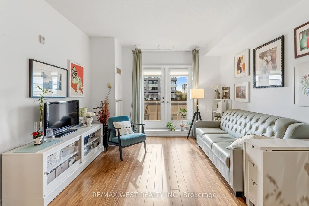 4196 Dundas Street W 402, Toronto W08