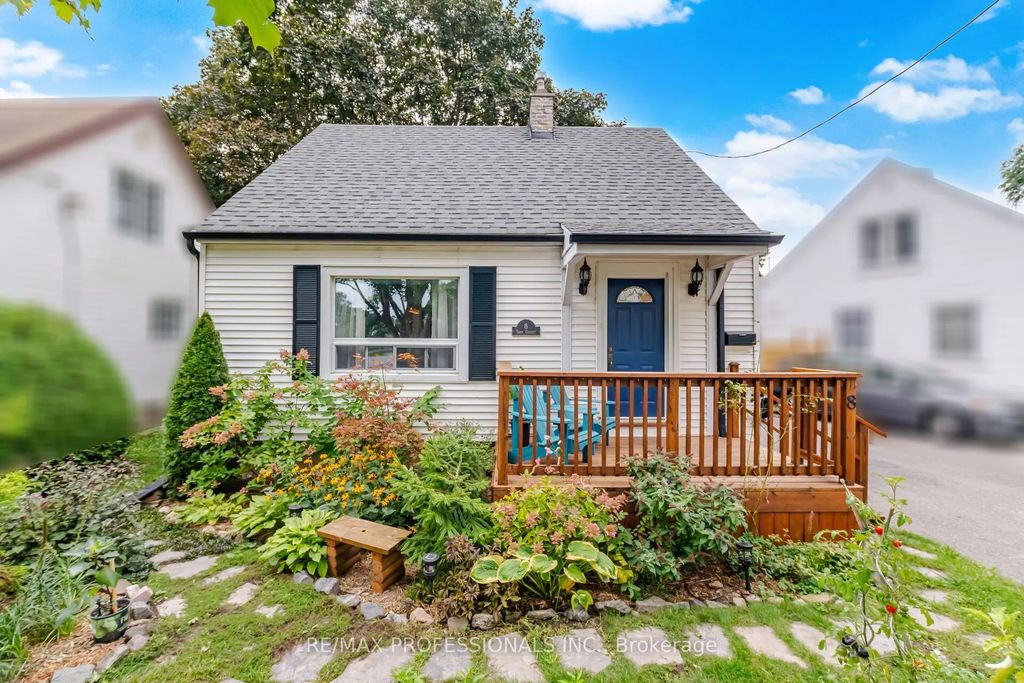 8 Smith Crescent, Toronto W07