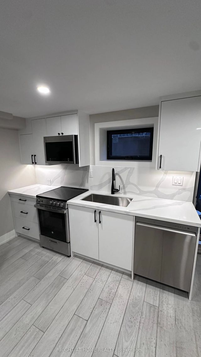 500 Salem Avenue N B, Toronto W02