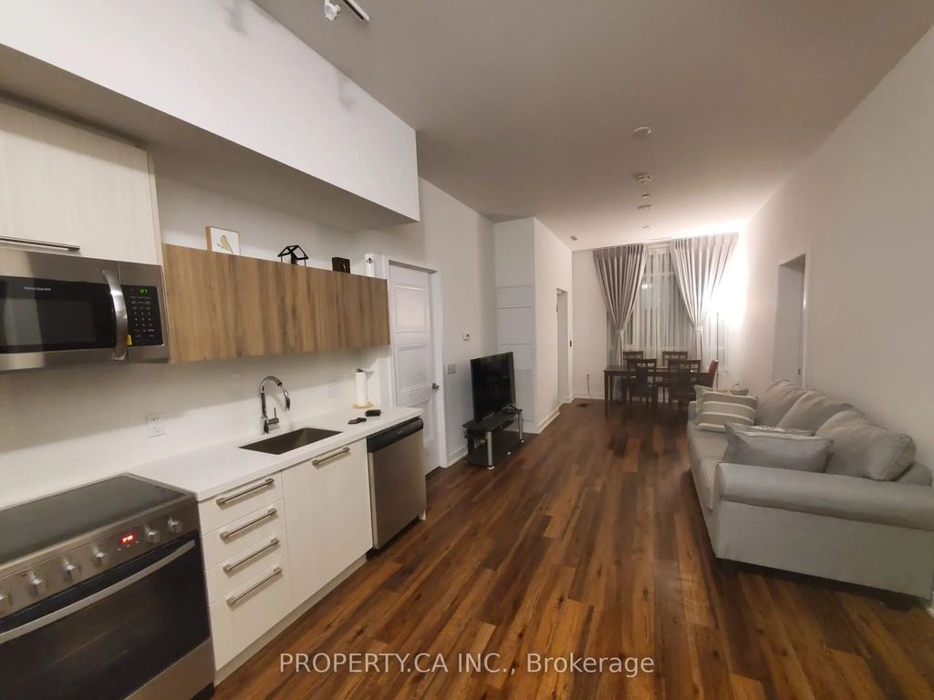 25 Neighbourhood Lane 104, Toronto W07