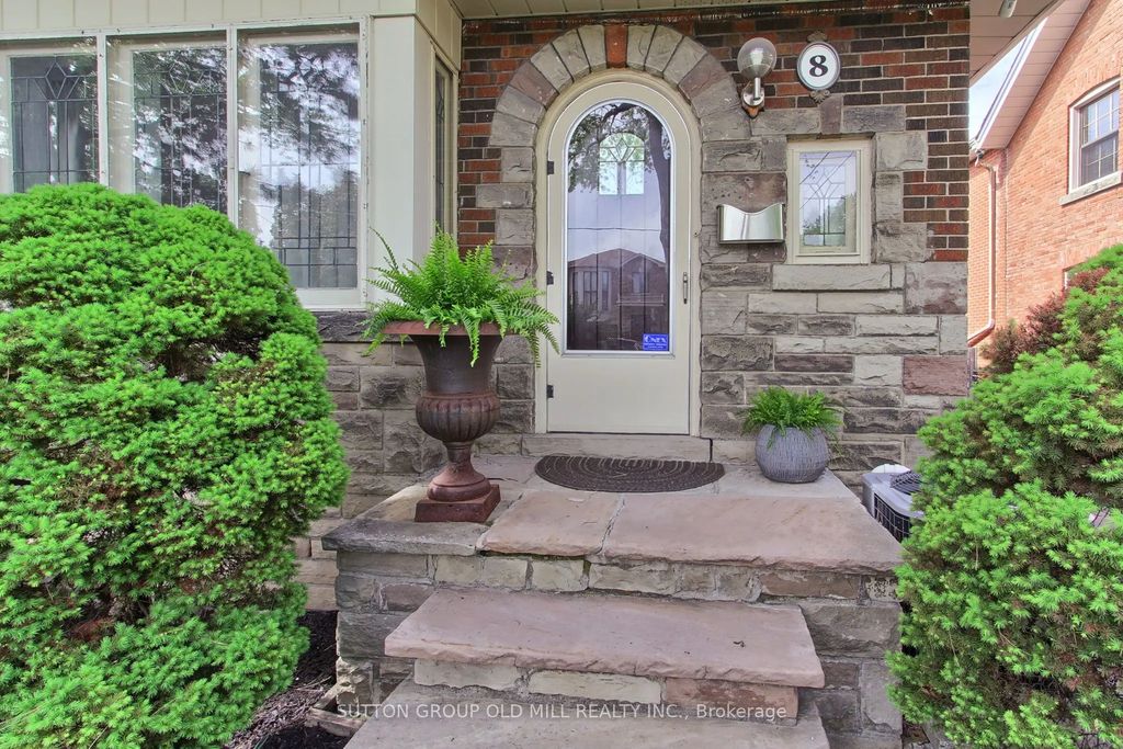 8 Lockheed Boulevard, Toronto W09
