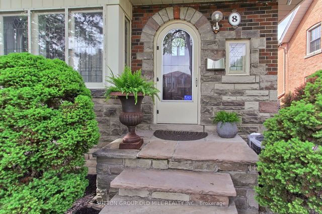 8 Lockheed Boulevard, Toronto W09