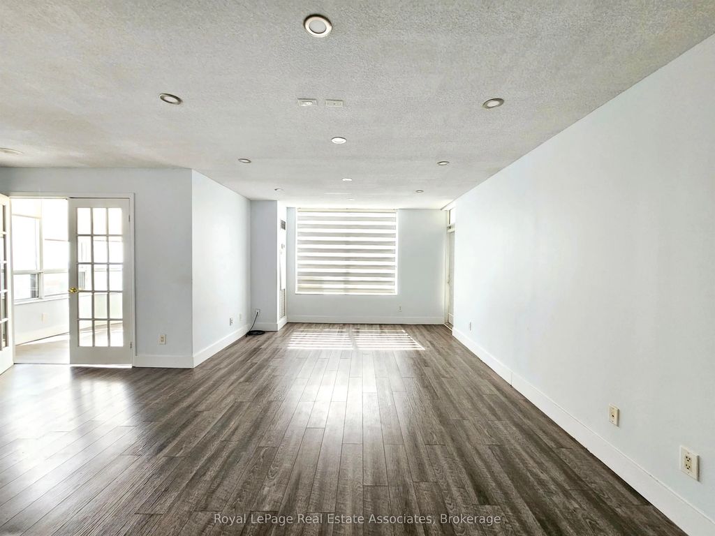 25 Kingsbridge Garden Circle 2425, Mississauga