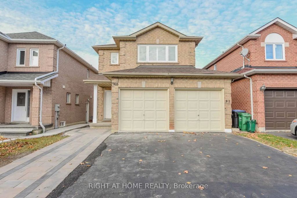 903 Blyleven Boulevard, Mississauga