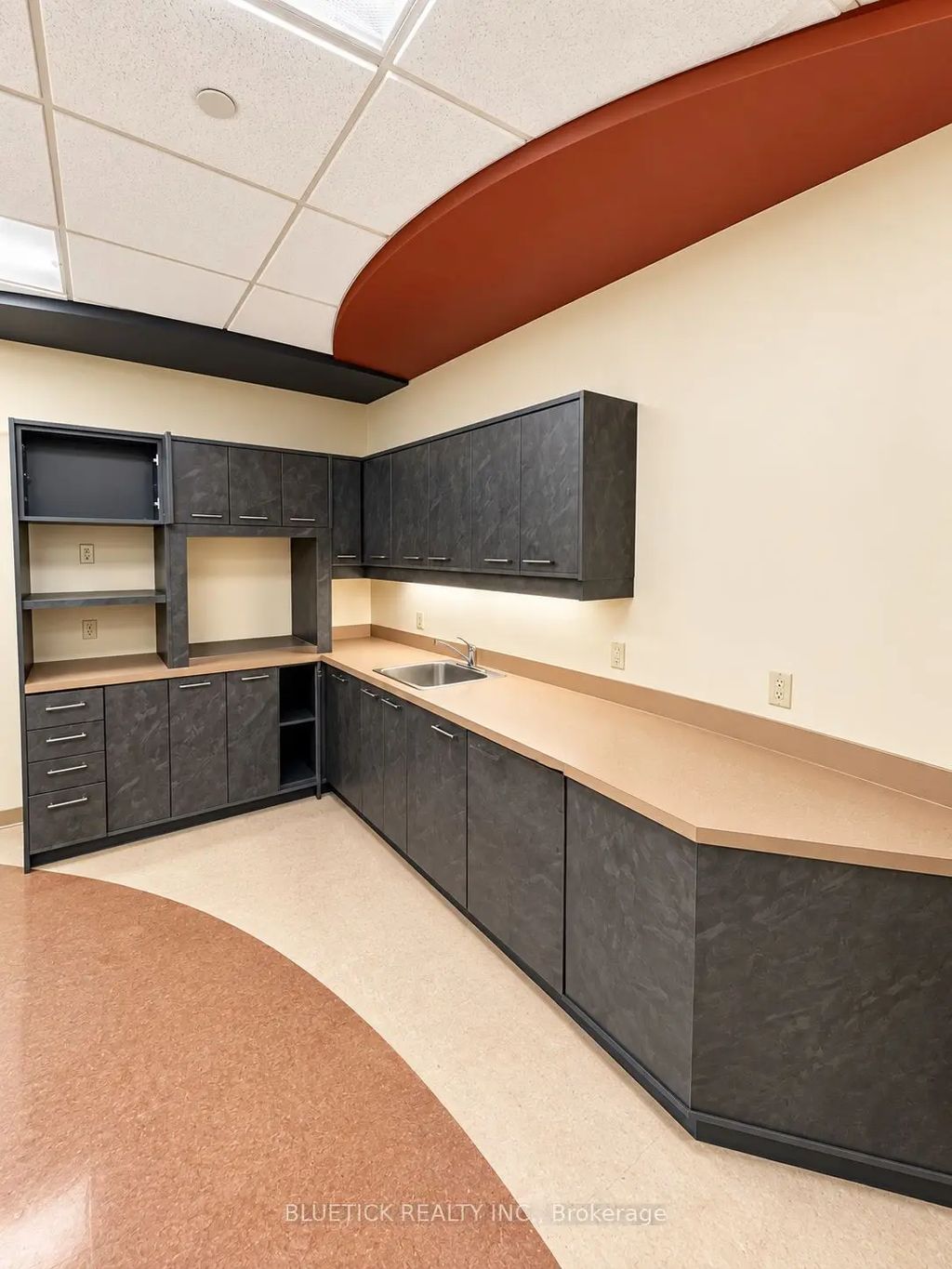 5500 North Service Road 804, Burlington