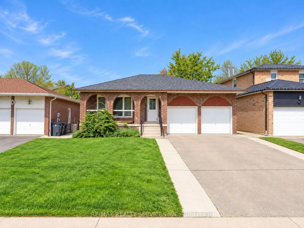 52 Centre Street N, Brampton