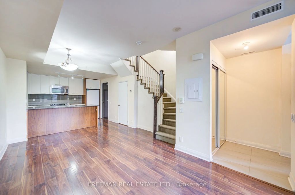 5 Valhalla Inn Road Th108, Toronto W08