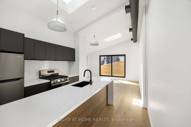86 Lansdowne Avenue Upper, Toronto W01