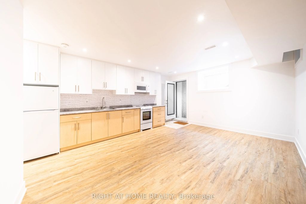 49 B East Drive Lower, Toronto W03