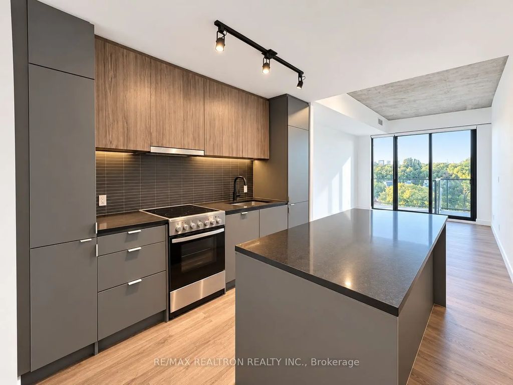 7 Smith Crescent 608, Toronto W07
