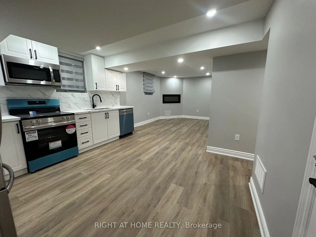 906 Farmstead Drive Lower, Milton