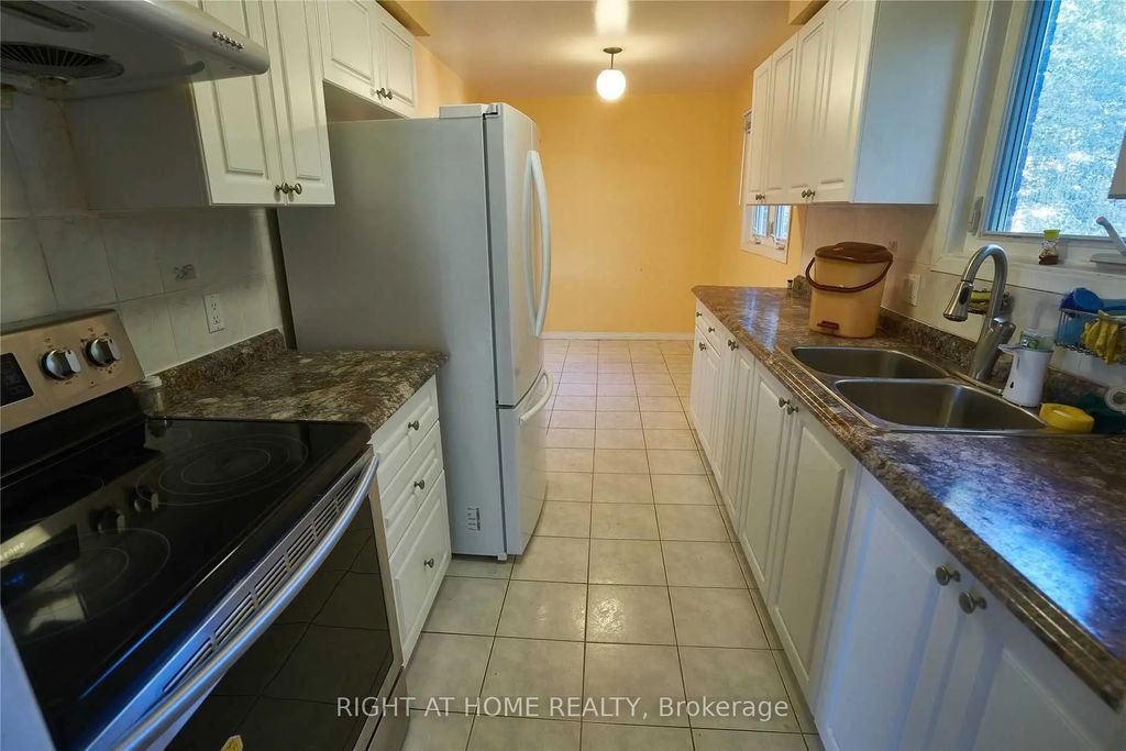 877 Thistle Down Circle Main & Upper, Mississauga