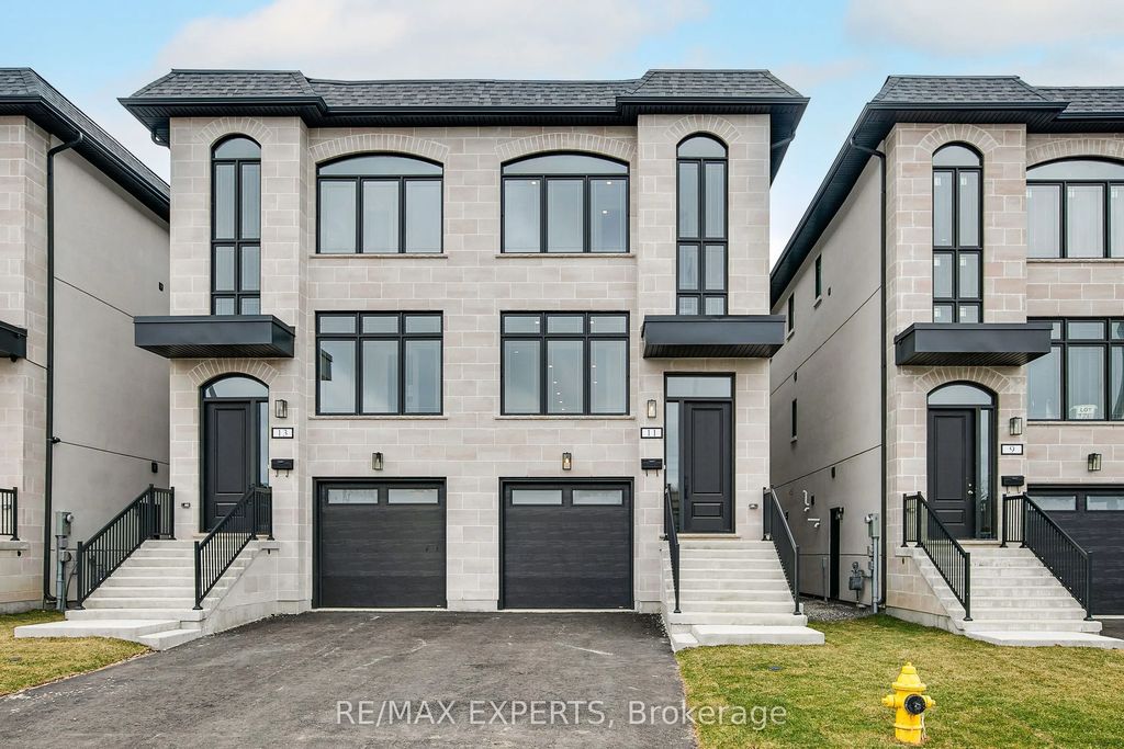 11 St Gaspar Court, Toronto W05