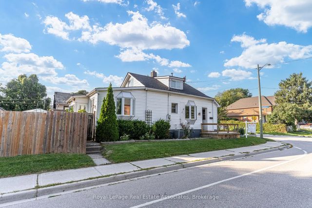 889 Third Street, Mississauga
