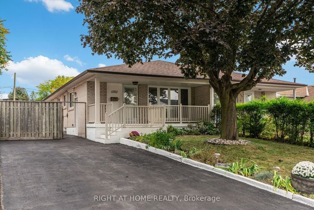 1302 Redbank Crescent, Oakville