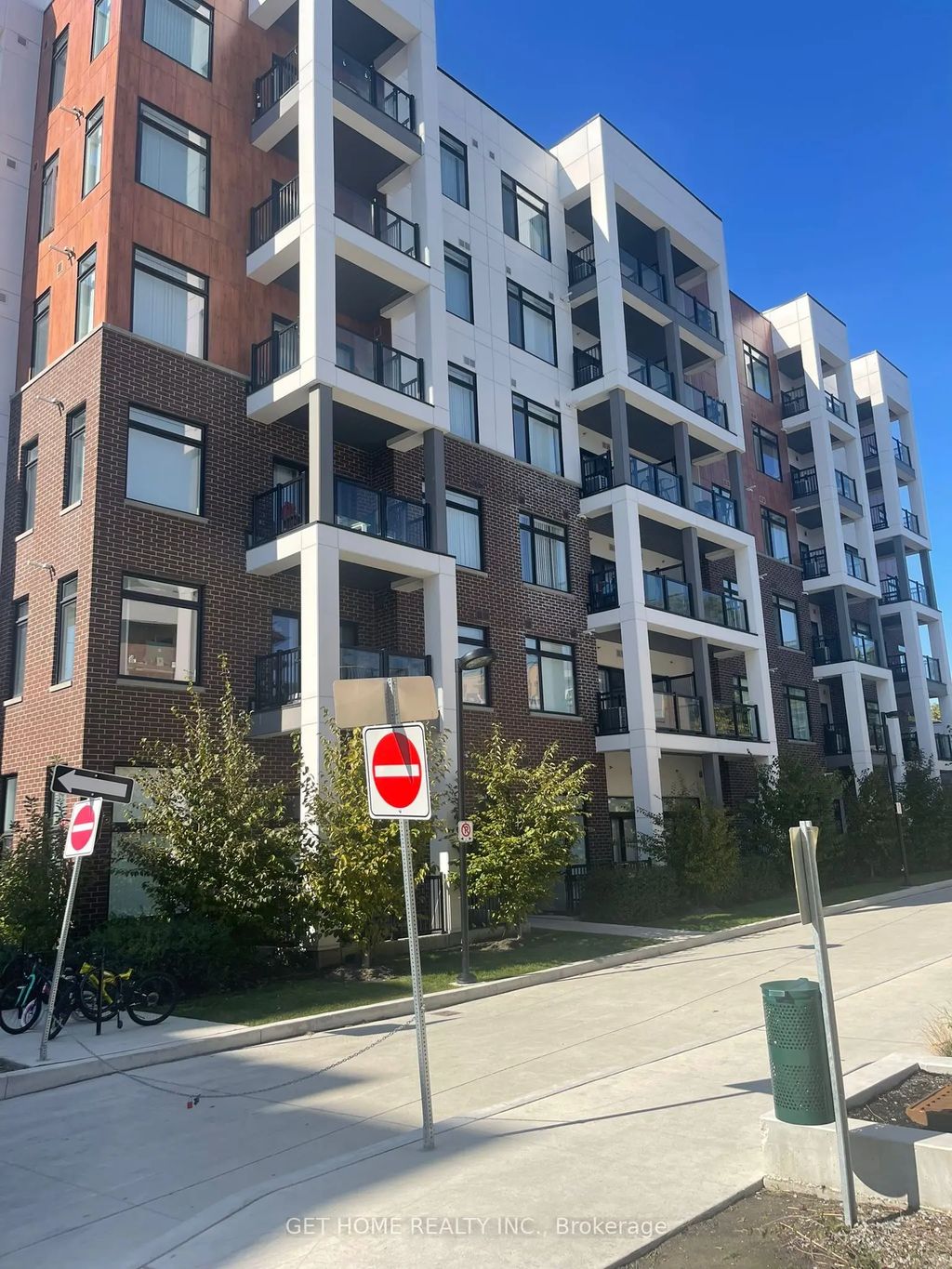160 Canon Jackson Drive 202, Toronto W04