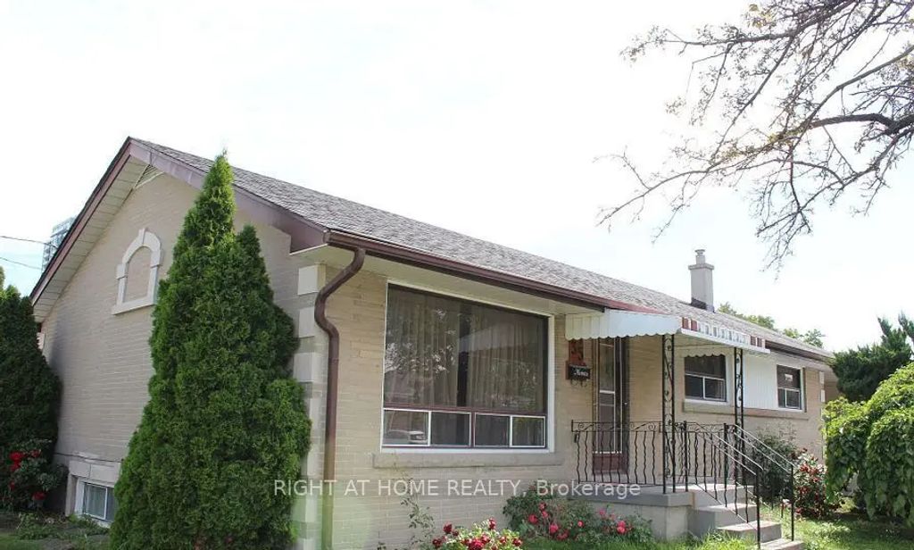 35 Warnica Avenue, Toronto W08