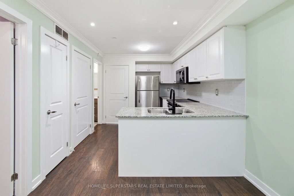 8 Drummond Street 413, Toronto W06