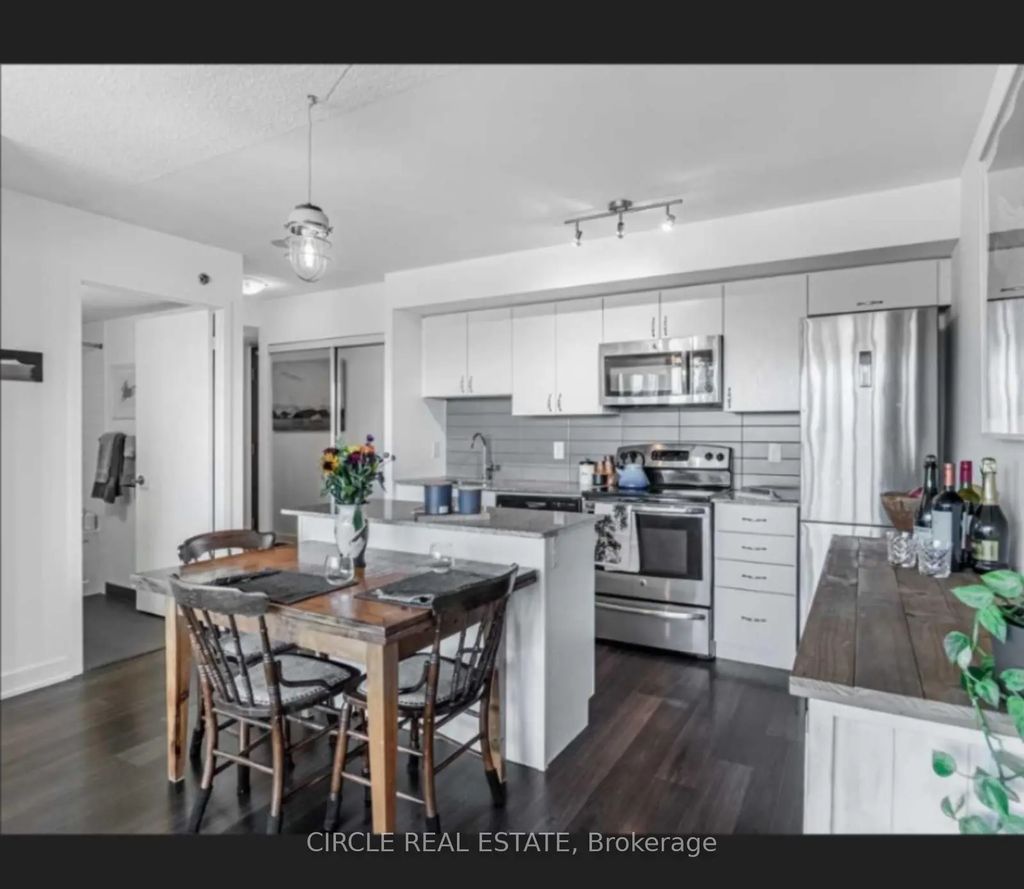 712-11 Superior Ave Avenue, Toronto W06