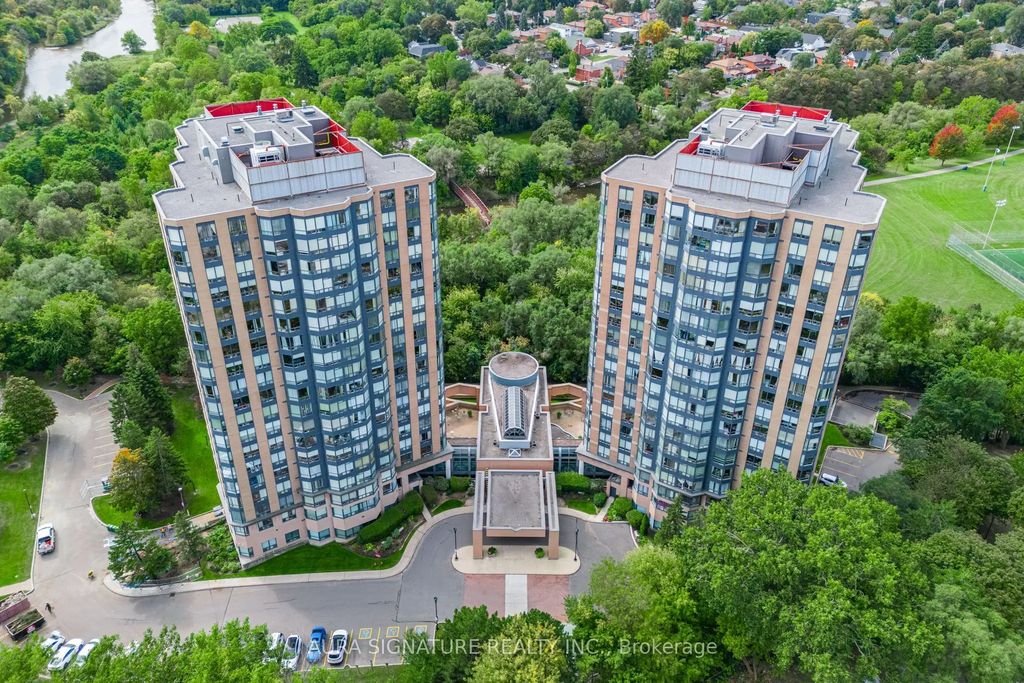 3 Hickory Tree Road 1010, Toronto W04