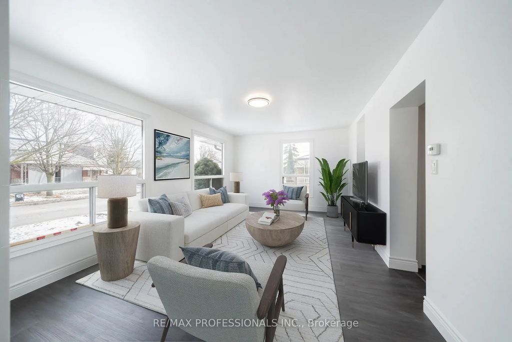 174 Thirtieth Street Main, Toronto W06