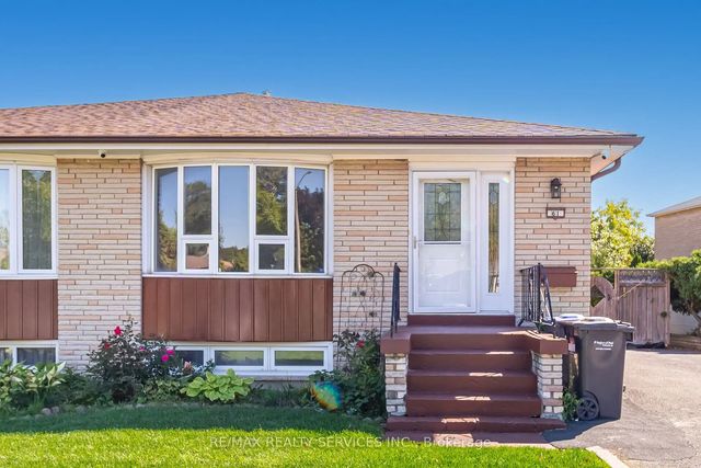 61 Avondale Boulevard, Brampton
