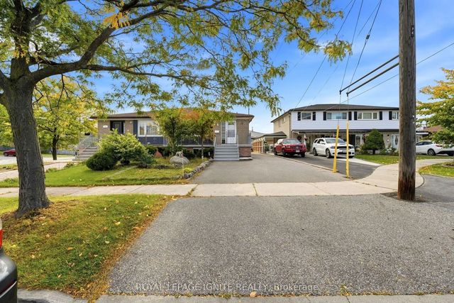 4 Buttercup Court, Toronto W05
